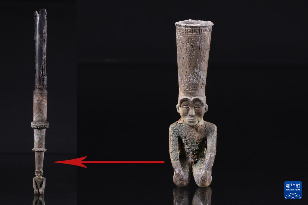 江西樟樹市國(guó)字山戰(zhàn)國(guó)墓葬出土銅跽坐人鐓（資料圖）。