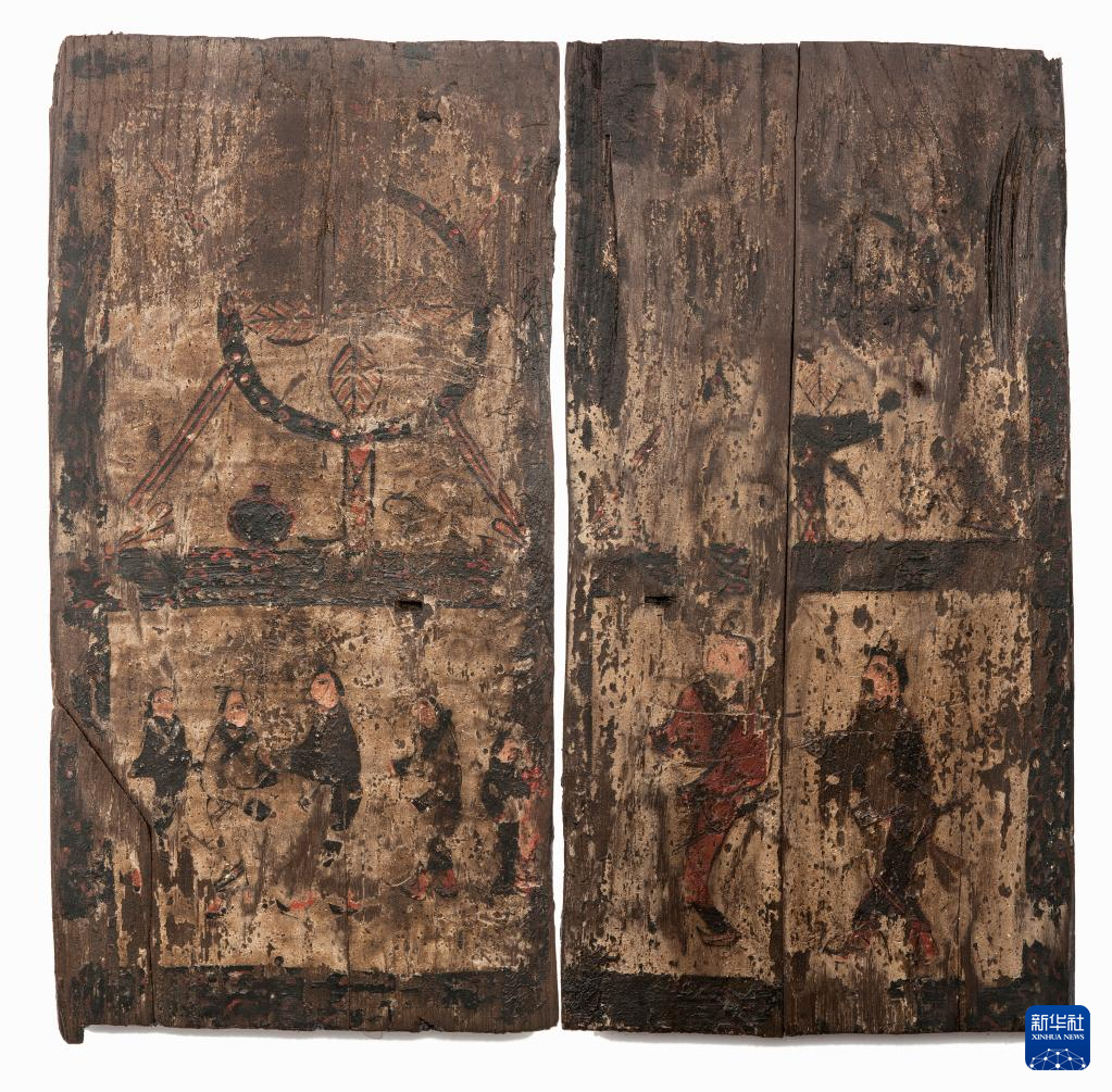 湖北云夢(mèng)縣鄭家湖戰(zhàn)國(guó)秦漢墓地的一處板門繪畫（資料圖）。