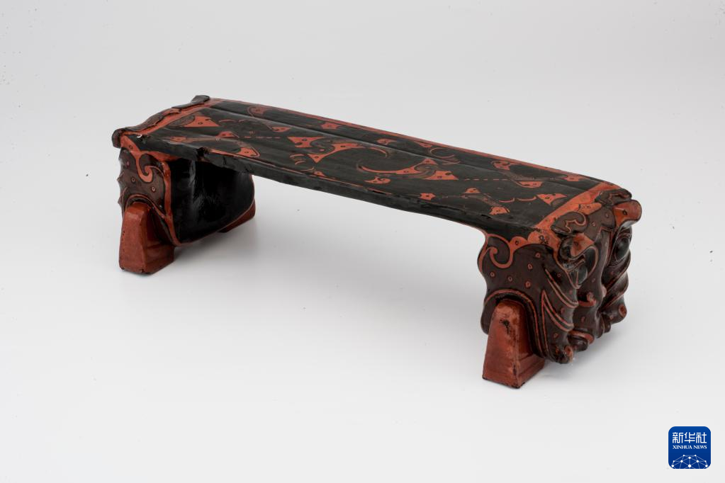 湖北云夢(mèng)縣鄭家湖戰(zhàn)國(guó)秦漢墓地出土漆木虎頭枕（資料圖）。