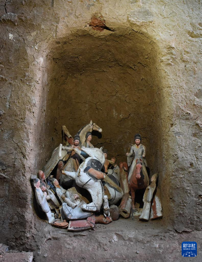 甘肅武威市唐代吐谷渾王族墓葬群慕容智墓墓道壁龕出土儀仗俑群（資料圖）。