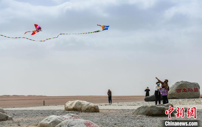 圖為市民正在陽關(guān)景區(qū)放風(fēng)箏?！⊥醣筱y 攝