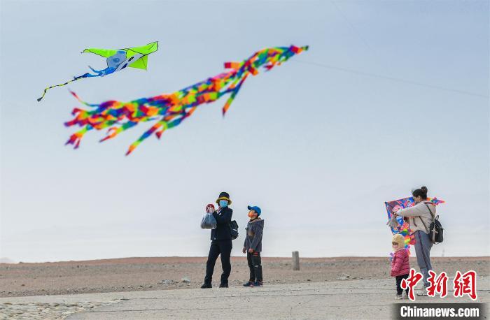 圖為孩童在父母的陪伴下放風(fēng)箏?！⊥醣筱y 攝