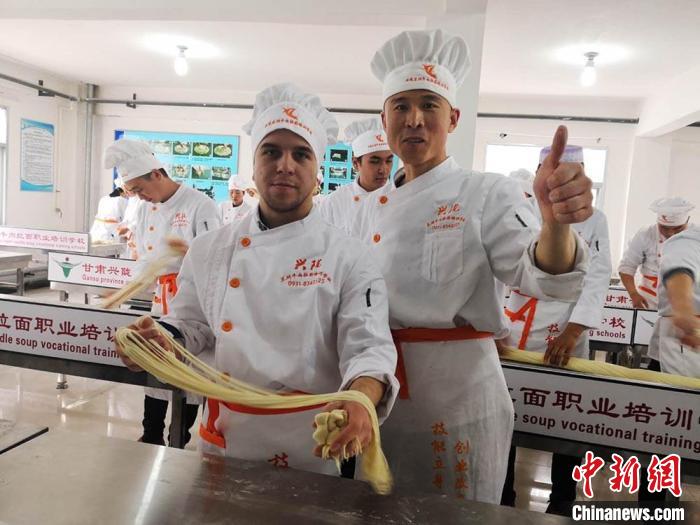 圖為外國(guó)留學(xué)生學(xué)習(xí)牛肉面的制作。(資料圖) 史靜靜 攝