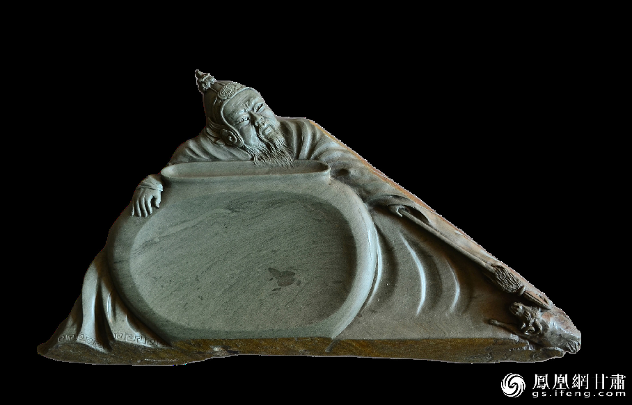 《醉臥沙場(chǎng)君莫笑》硯使王翰《涼州詞》中“醉臥沙場(chǎng)君莫笑，古來(lái)征戰(zhàn)幾人回？”的意境躍然硯臺(tái)之上。資料圖