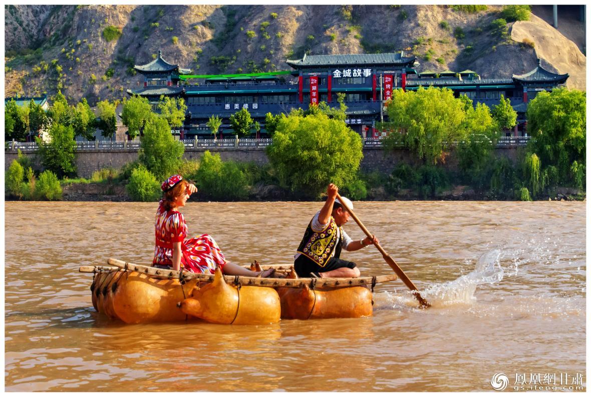 筏子客揮動(dòng)著劈波斬浪的船槳，槳聲中混搭著風(fēng)聲、水聲和男女對(duì)歌的花兒聲。蘭州市文旅局供圖