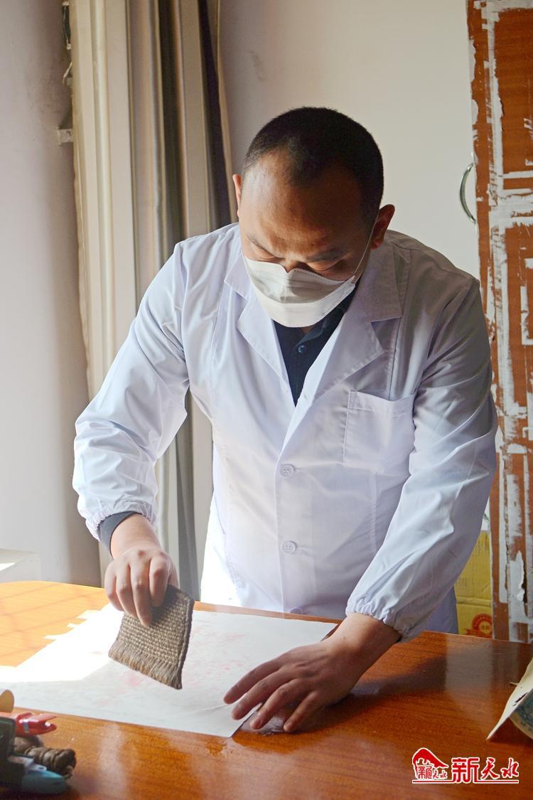 朽爛歷史檔案如何獲新生？看修復師“妙手回春”