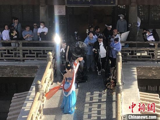 圖為5月以來，“奧大?！敝辈ガF(xiàn)場引游客圍觀。　敦煌市委宣傳部供圖