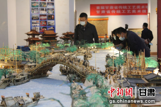 圖為參評作品牦牛角立體微雕“清明上河圖”。徐雪 攝