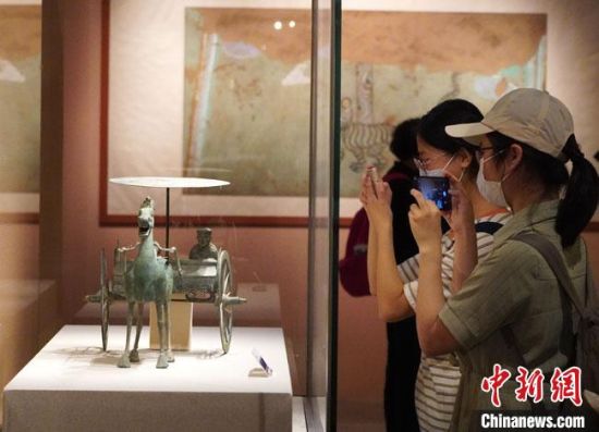 圖為參觀者參觀“大道攸歸：五涼文化展”展陳文物?！【琶赖┰?攝