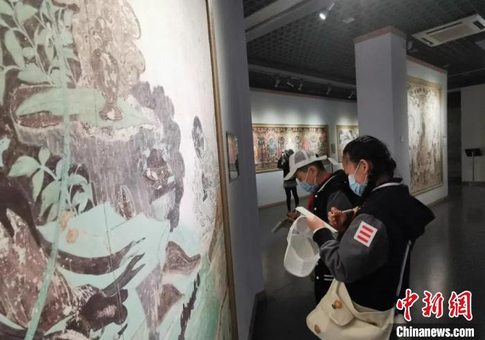 圖為學生參觀敦煌藝術(shù)館。(資料圖) 蘭州大學附屬學校供圖