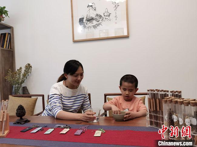 圖為魯雯為小學(xué)員授課和培訓(xùn)。　馮志軍 攝