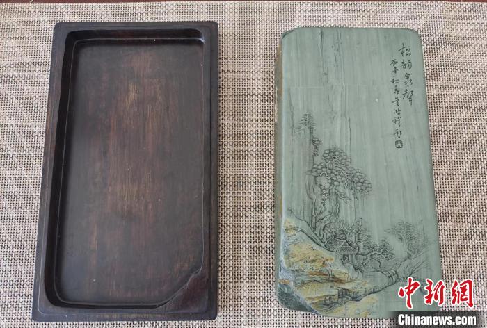 圖為甘肅甘南州洮硯藝人為提升洮硯文化內(nèi)涵，制作“一盒一拓”成品展示。(資料圖) 張婧 攝