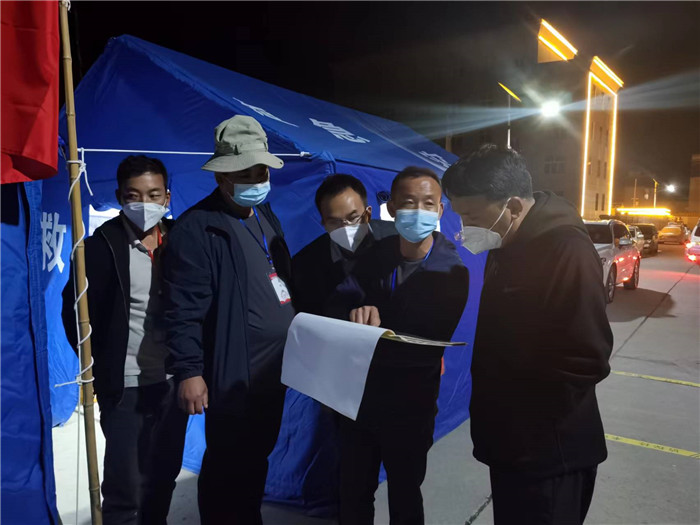 7月19日，甘南州瑪曲縣紀(jì)委監(jiān)委督查組在德吉小區(qū)卡點(diǎn)督導(dǎo)疫情防控工作。仲海濤 攝.jpg