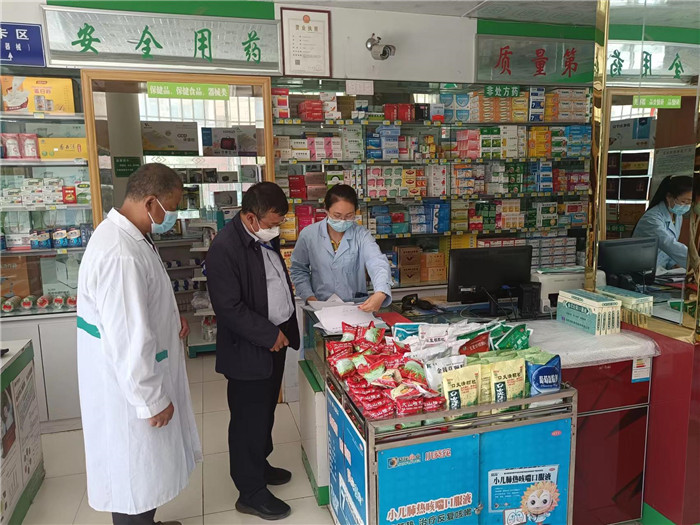 甘南州合作市紀(jì)委監(jiān)委第一督查組在合作市世紀(jì)大藥房進(jìn)行督查檢查。.jpg