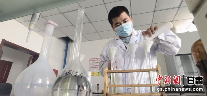 圖為甘肅科技集團化工研究院有限責(zé)任公司工作人員正在做實驗。魏建軍 攝