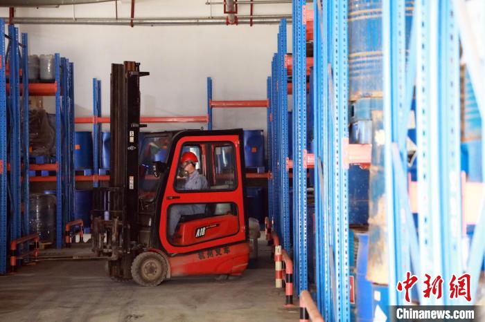 圖為甘肅省危險廢物處置中心危險廢物儲存庫?！∥航ㄜ?攝