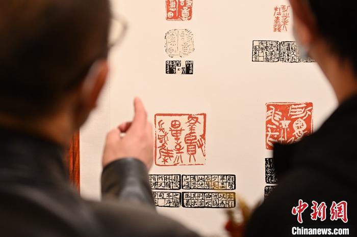 圖為甘肅蘭州，參展作品吸引參觀者。 中新社記者 李亞龍 攝