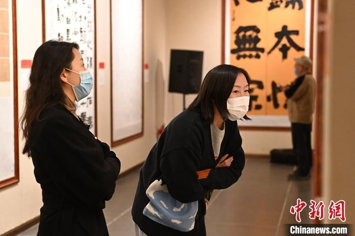 圖為甘肅蘭州，參展書法作品吸引參觀者。 中新社記者 李亞龍 攝