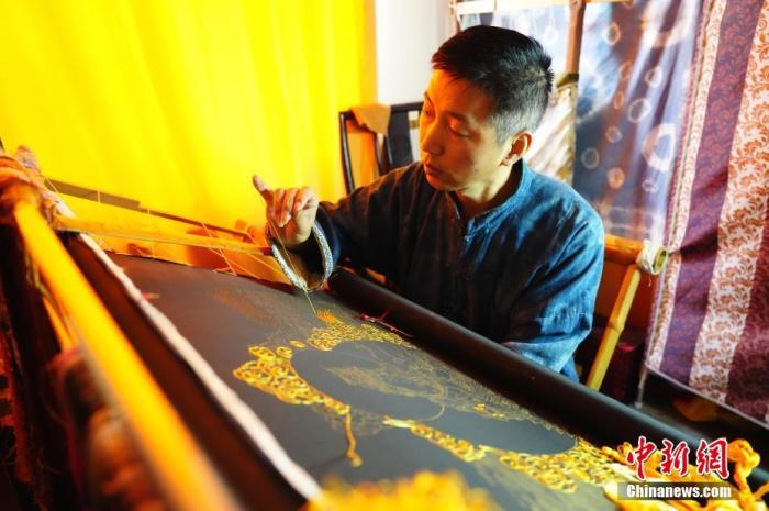 系統(tǒng)性挖掘整理古代敦煌刺繡，是甘肅天水市級非遺代表性項目武山刺繡代表性傳承人劉云帆這兩年最緊要的工作之一。圖為劉云帆在創(chuàng)作富含敦煌刺繡元素的作品。 中新社發(fā) 謝秉錫 攝 