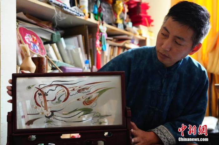 圖為劉云帆展示敦煌元素的刺繡作品。 中新社發(fā) 謝秉錫 攝