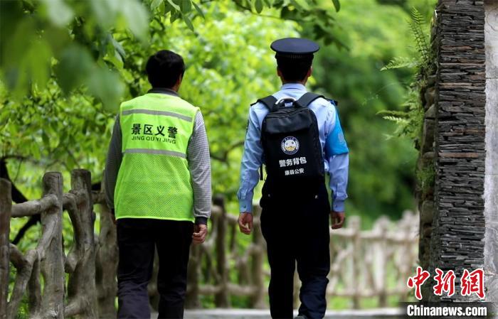 圖為民警背警務(wù)小包在轄區(qū)景區(qū)開展工作。(資料圖) 甘肅省公安廳供圖