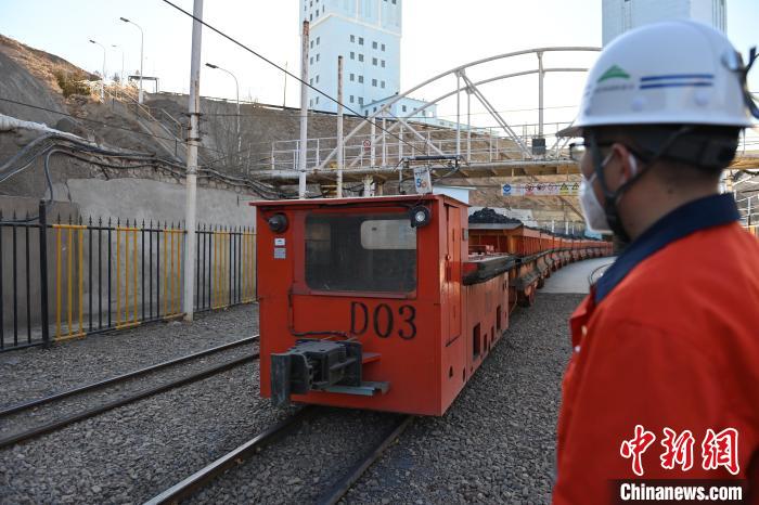 圖為工作人員正在觀察車輛運行情況?！±顏嘄?攝