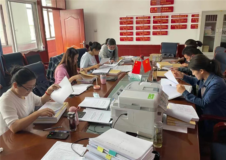 2022年9月12日，甘南州碌曲縣紀委監(jiān)委發(fā)揮”室組地“聯(lián)動機制，在縣衛(wèi)健系統(tǒng)開展八個重點領(lǐng)域?qū)ｍ椂讲椤?jpg