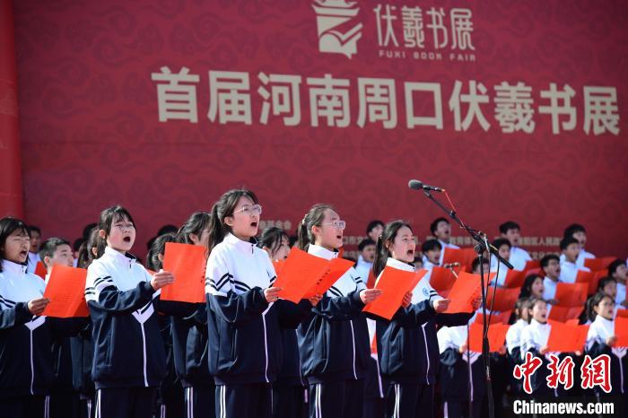 圖為學(xué)生們在開幕式上誦讀經(jīng)典?！×赫赵?攝