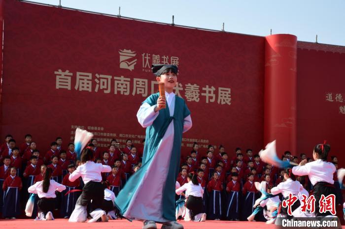 圖為學(xué)生們在開幕式上誦讀經(jīng)典。　梁照曾 攝