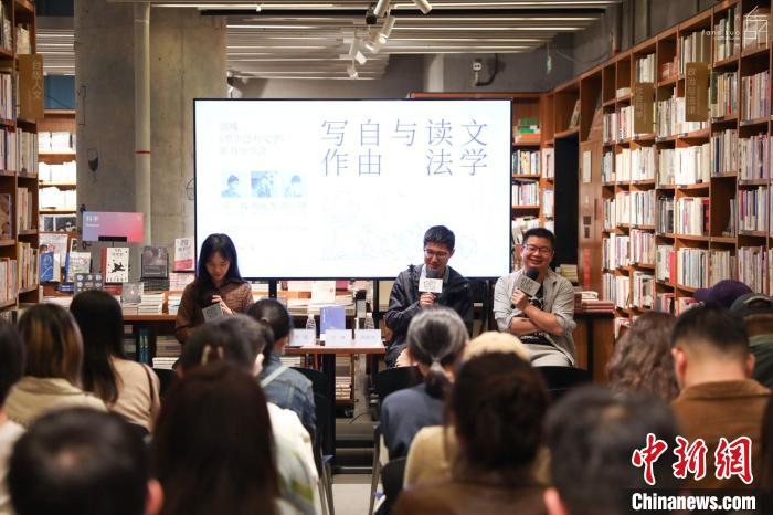 《至少還有文學(xué)》推出：在今天，我們?yōu)槭裁催€需要文學(xué)？