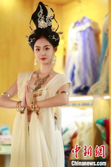 圖為身著“飛天裝”的敦煌大漠“逐舞者”奧楠。(資料圖) 敦煌市委宣傳部供圖