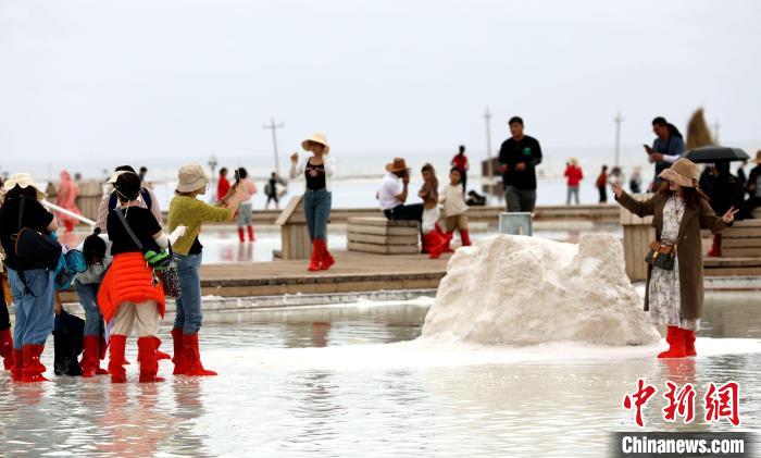 圖為游客在茶卡鹽湖拍照?！⊙Φ?攝