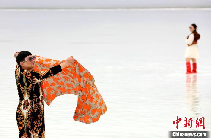 圖為游客在茶卡鹽湖拍照。　薛蒂 攝