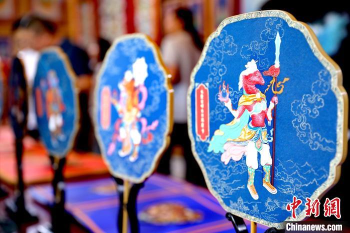 圖為唐卡延伸產(chǎn)品。　薛蒂 攝