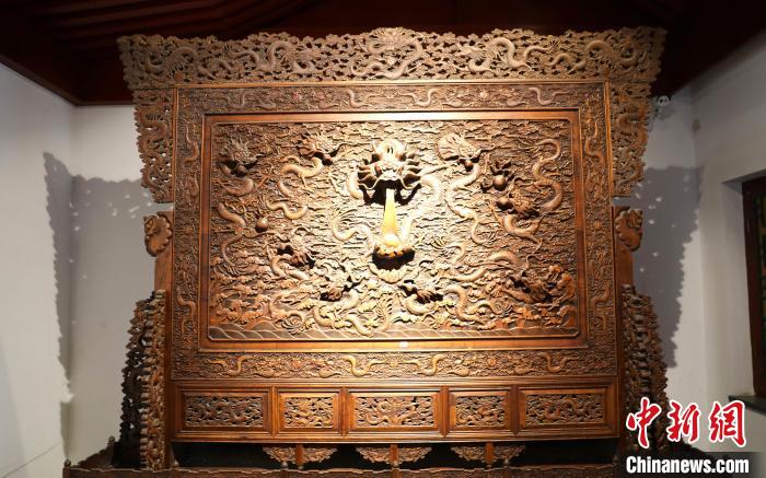 圖為青海永錄民俗博物館內(nèi)珍藏的中式家具?！⊙Φ?攝