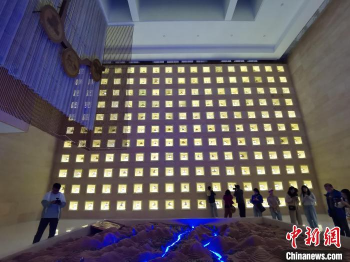 圖為河湟文化博物館序廳的左右彩陶墻放置的374件彩陶?！?zhí)砀?攝