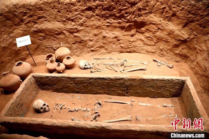 圖為河湟文化博物館復(fù)制展陳的墓葬及其彩陶陪葬品?！⊙Φ?攝