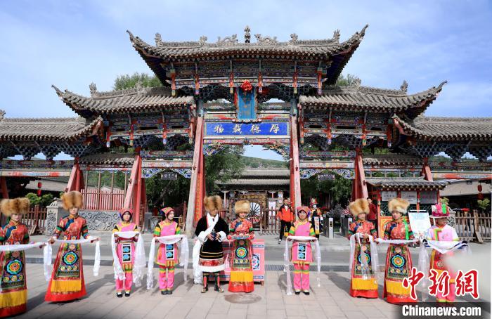 圖為身穿土族服飾的工作人員迎接訪客。　薛蒂 攝