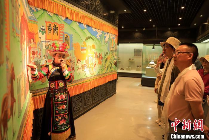 圖為媒體記者了解土族文化?！⊙Φ?攝