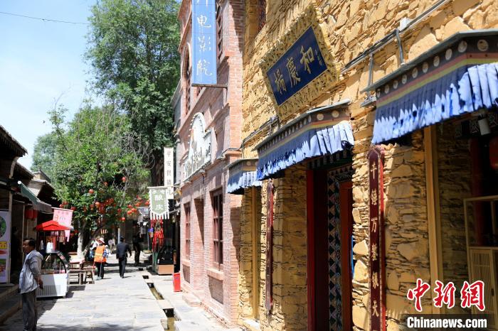 圖為平安驛·河湟民俗文化體驗地的門店。　薛蒂 攝