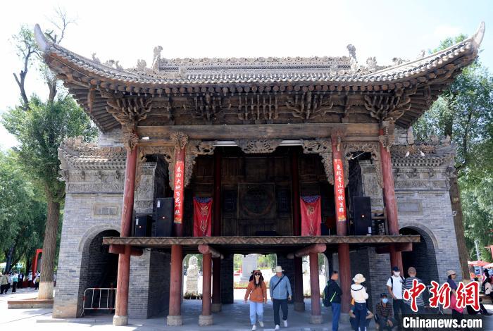 圖為平安驛·河湟民俗文化體驗地的戲樓?！⊙Φ?攝