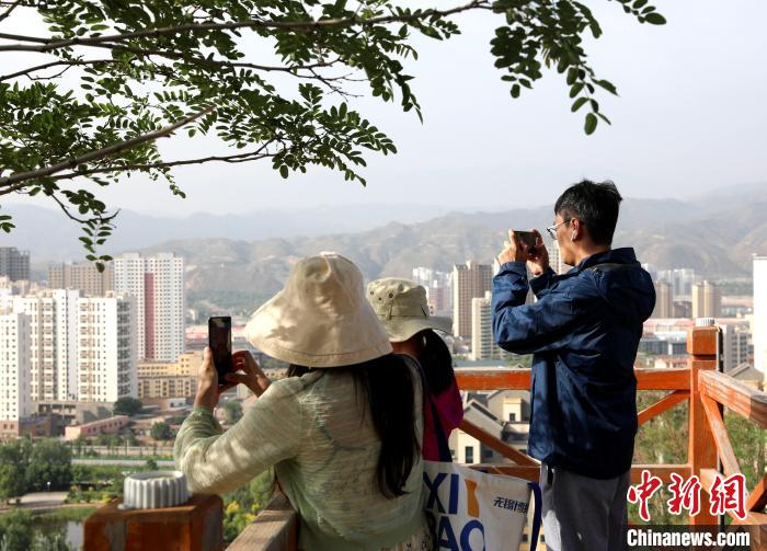 圖為媒體記者登頂朝陽山?！⊙Φ?攝