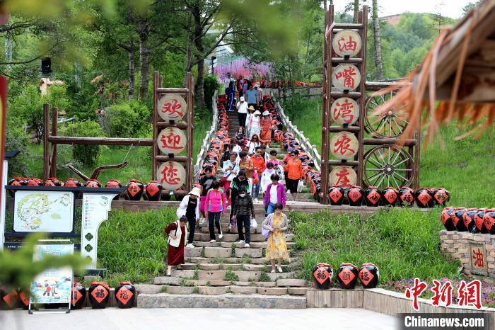 圖為油嘴灣生態(tài)文化景區(qū)的游客?！⊙Φ?攝