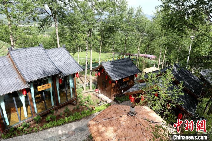 圖為景區(qū)內(nèi)依山而建的民宿?！⊙Φ?攝