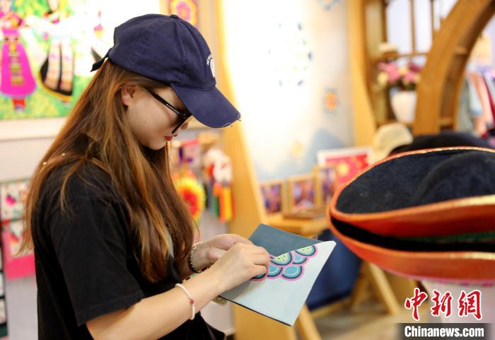 圖為民眾體驗國家級非遺項目盤繡技藝?！⊙Φ?攝