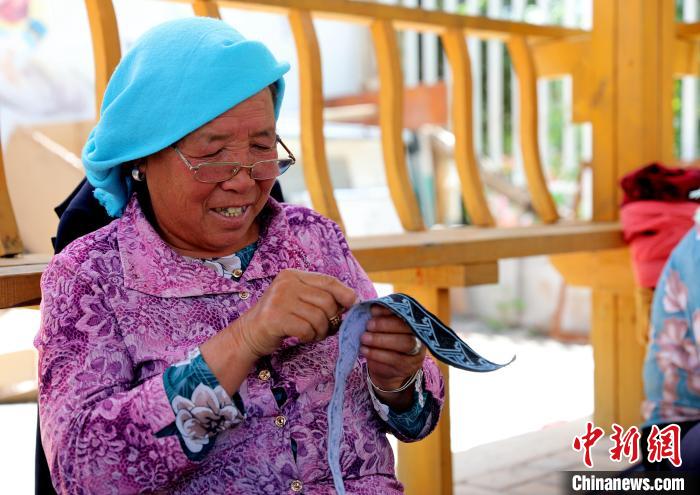 圖為繡娘在土族盤繡園內(nèi)制作盤繡?！⊙Φ?攝