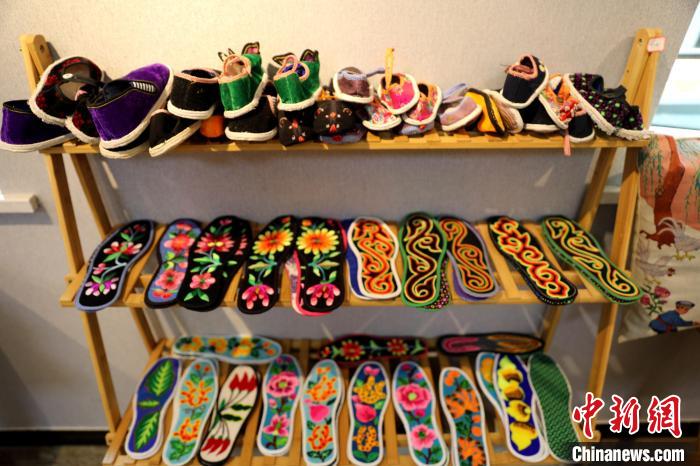 圖為盤繡作品?！⊙Φ?攝