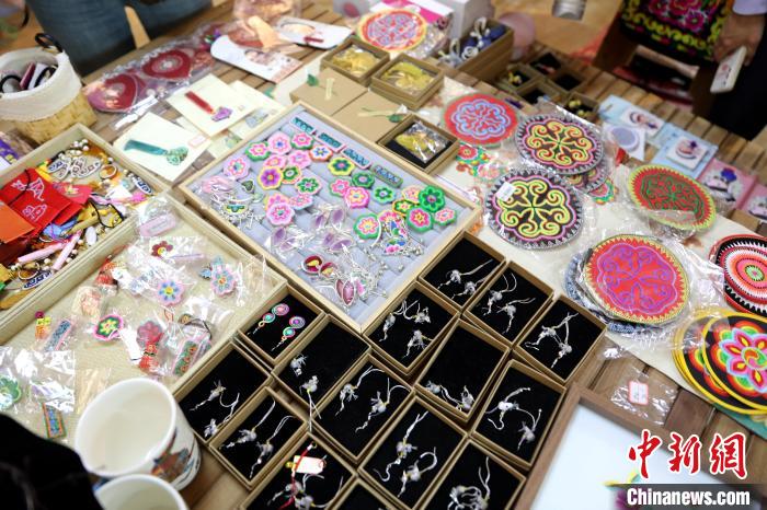 圖為盤繡作品。　薛蒂 攝