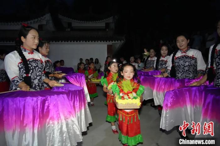 甘肅省西和縣姜席鎮(zhèn)晚霞湖畔，當(dāng)?shù)孛耖g舉行盛大的乞巧儀式。魏朵朵 攝