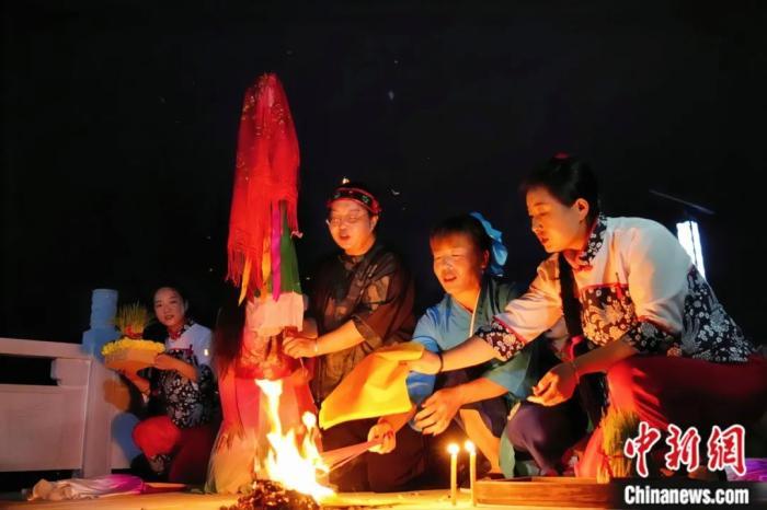持續(xù)七天八夜的乞巧節(jié)正在西漢水上游的甘肅省西和縣進(jìn)行。西和縣姜席鎮(zhèn)晚霞湖畔，民眾“巧頭”點蠟、炷香、焚裱紙、跪拜，準(zhǔn)備將“巧娘娘”請進(jìn)院。魏朵朵 攝